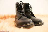 Schwarze brutale Boots